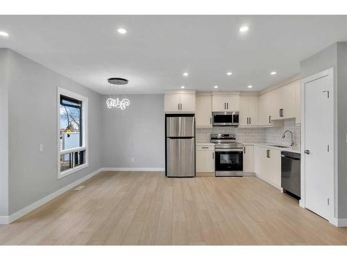 19 Deer Lane Road Se, Calgary, AB - Indoor Photo Showing Kitchen With Stainless Steel Kitchen