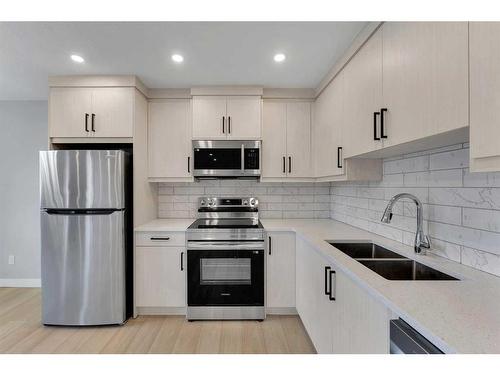 19 Deer Lane Road Se, Calgary, AB - Indoor Photo Showing Kitchen With Stainless Steel Kitchen With Double Sink With Upgraded Kitchen