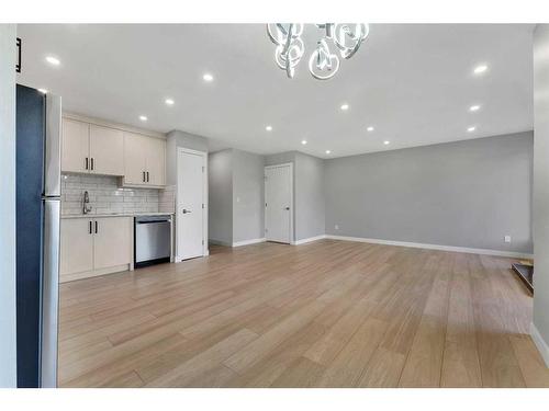 19 Deer Lane Road Se, Calgary, AB - Indoor Photo Showing Kitchen