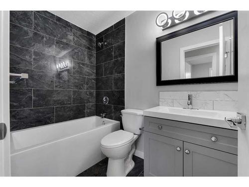 19 Deer Lane Road Se, Calgary, AB - Indoor Photo Showing Bathroom