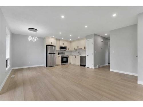 19 Deer Lane Road Se, Calgary, AB - Indoor Photo Showing Kitchen