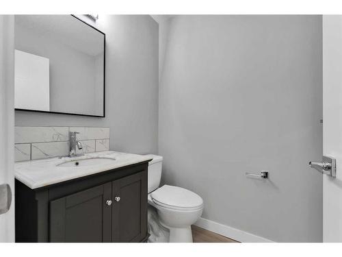 19 Deer Lane Road Se, Calgary, AB - Indoor Photo Showing Bathroom