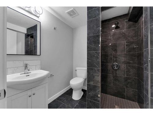 19 Deer Lane Road Se, Calgary, AB - Indoor Photo Showing Bathroom