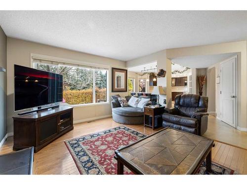 77 Shannon Circle Sw, Calgary, AB - Indoor Photo Showing Living Room