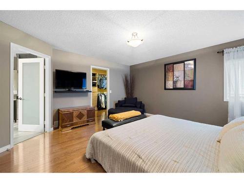 77 Shannon Circle Sw, Calgary, AB - Indoor Photo Showing Bedroom