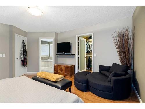 77 Shannon Circle Sw, Calgary, AB - Indoor Photo Showing Bedroom