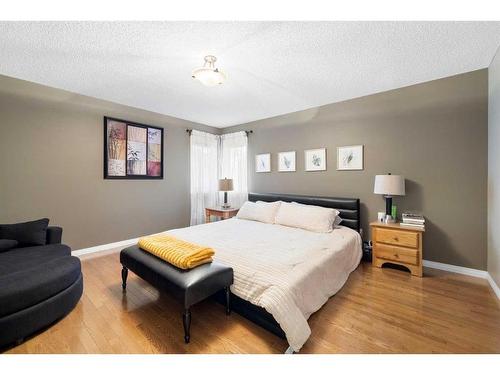 77 Shannon Circle Sw, Calgary, AB - Indoor Photo Showing Bedroom