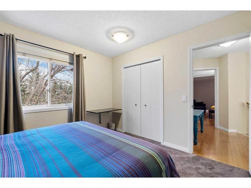 77 Shannon Circle Sw, Calgary, AB - Indoor Photo Showing Bedroom