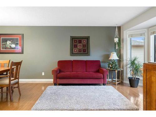 77 Shannon Circle Sw, Calgary, AB - Indoor Photo Showing Living Room