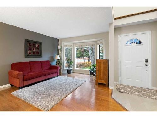 77 Shannon Circle Sw, Calgary, AB - Indoor Photo Showing Living Room