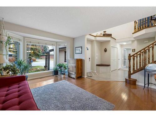 77 Shannon Circle Sw, Calgary, AB - Indoor Photo Showing Living Room