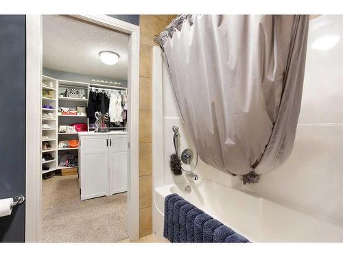 52 Mahogany Heath Se, Calgary, AB - Indoor Photo Showing Bathroom