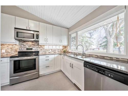 21 Holden Road Sw, Calgary, AB - Indoor Photo Showing Kitchen With Stainless Steel Kitchen With Double Sink With Upgraded Kitchen