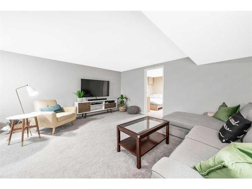 21 Holden Road Sw, Calgary, AB - Indoor Photo Showing Living Room