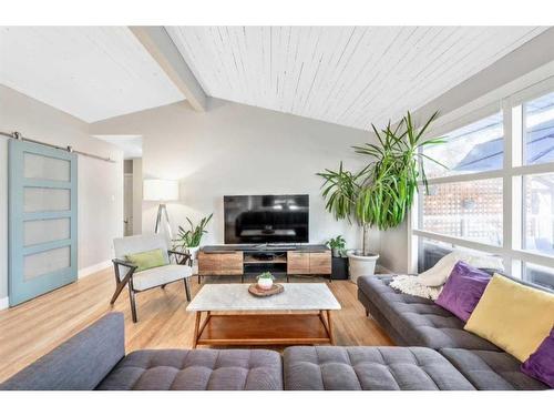 21 Holden Road Sw, Calgary, AB - Indoor Photo Showing Living Room