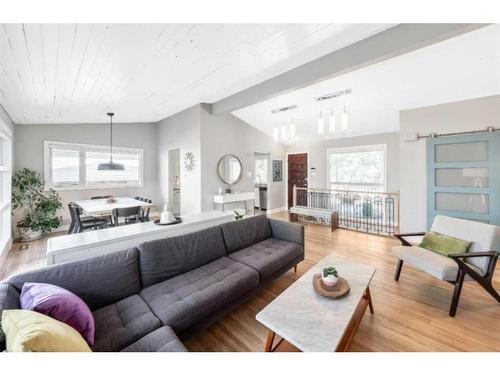 21 Holden Road Sw, Calgary, AB - Indoor Photo Showing Living Room