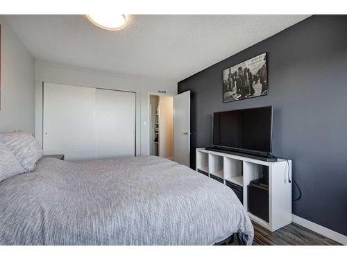 419-816 89 Avenue Sw, Calgary, AB - Indoor Photo Showing Bedroom