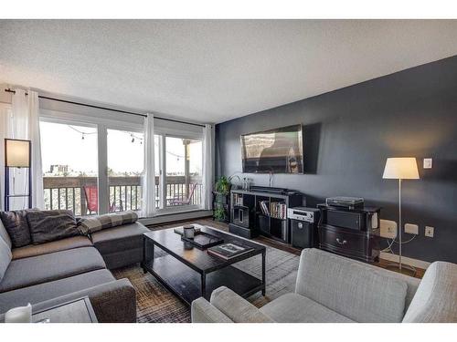 419-816 89 Avenue Sw, Calgary, AB - Indoor Photo Showing Living Room