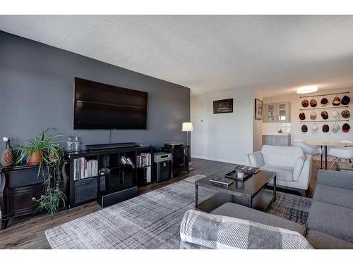 419-816 89 Avenue Sw, Calgary, AB - Indoor Photo Showing Living Room