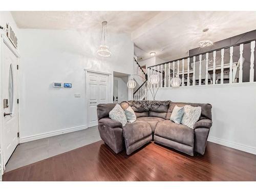 23 Deer Place Se, Calgary, AB - Indoor Photo Showing Living Room