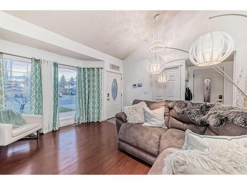 23 Deer Place Se, Calgary, AB - Indoor Photo Showing Living Room