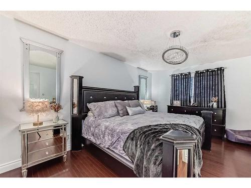 23 Deer Place Se, Calgary, AB - Indoor Photo Showing Bedroom