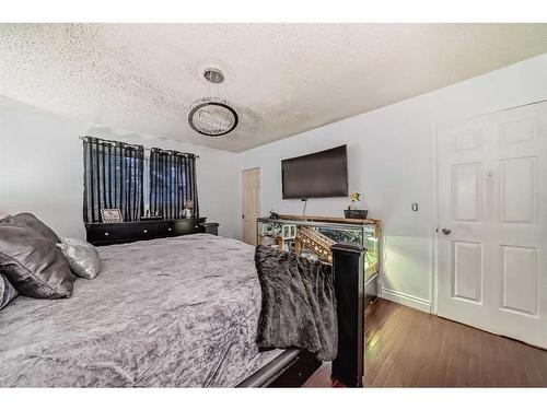 23 Deer Place Se, Calgary, AB - Indoor Photo Showing Bedroom