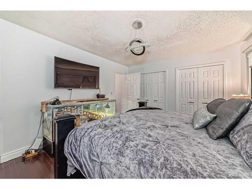 23 Deer Place Se, Calgary, AB - Indoor Photo Showing Bedroom