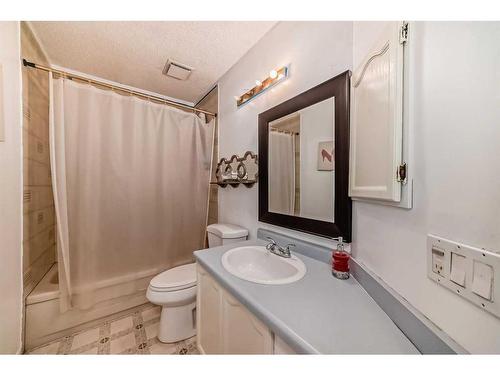 23 Deer Place Se, Calgary, AB - Indoor Photo Showing Bathroom