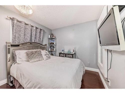 23 Deer Place Se, Calgary, AB - Indoor Photo Showing Bedroom