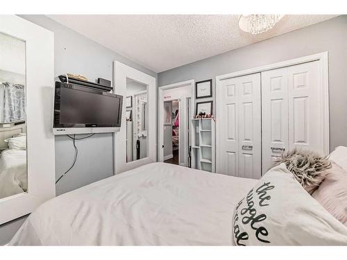 23 Deer Place Se, Calgary, AB - Indoor Photo Showing Bedroom