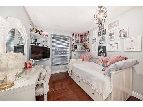 23 Deer Place Se, Calgary, AB - Indoor Photo Showing Bedroom