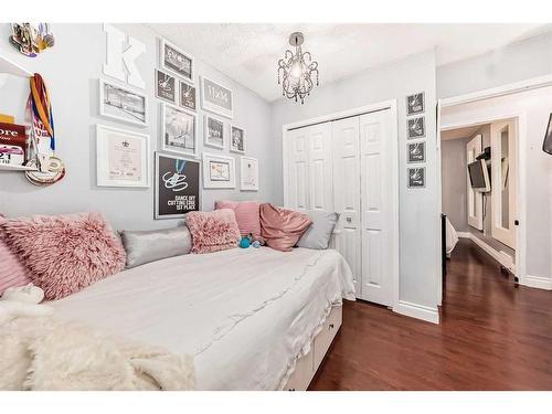 23 Deer Place Se, Calgary, AB - Indoor Photo Showing Bedroom