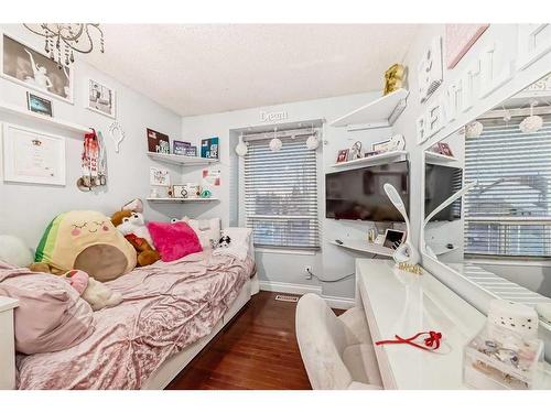 23 Deer Place Se, Calgary, AB - Indoor Photo Showing Bedroom