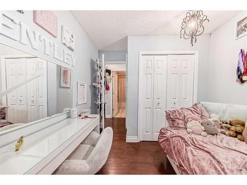 23 Deer Place Se, Calgary, AB - Indoor Photo Showing Bedroom