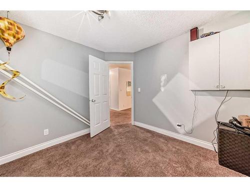 23 Deer Place Se, Calgary, AB - Indoor Photo Showing Other Room