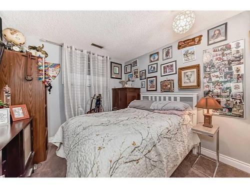 23 Deer Place Se, Calgary, AB - Indoor Photo Showing Bedroom