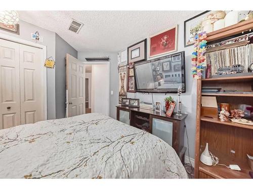 23 Deer Place Se, Calgary, AB - Indoor Photo Showing Bedroom