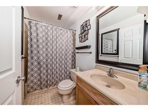 23 Deer Place Se, Calgary, AB - Indoor Photo Showing Bathroom