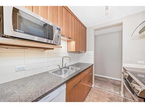 103-312 Cedar Crescent Sw, Calgary, AB - Indoor Photo Showing Kitchen With Double Sink