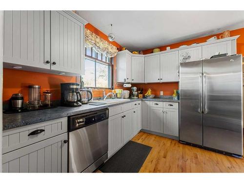 5336 2 Street Sw, Calgary, AB - Indoor Photo Showing Kitchen