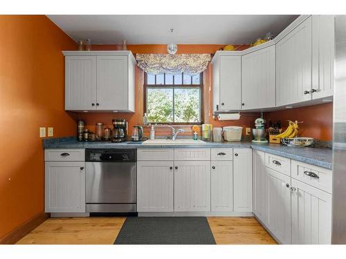 5336 2 Street Sw, Calgary, AB - Indoor Photo Showing Kitchen