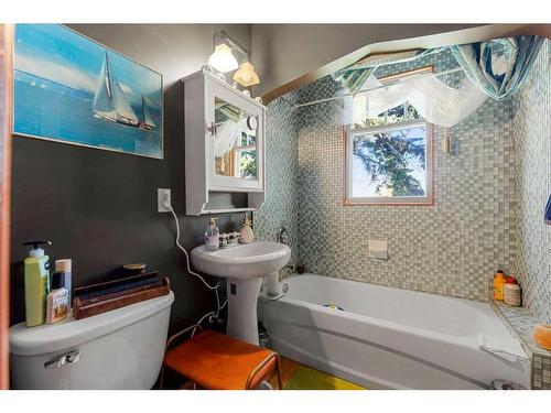 5336 2 Street Sw, Calgary, AB - Indoor Photo Showing Bathroom