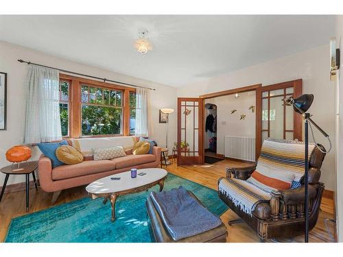 5336 2 Street Sw, Calgary, AB - Indoor Photo Showing Living Room