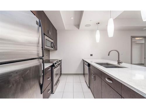 303-530 12 Avenue Sw, Calgary, AB - Indoor Photo Showing Kitchen With Double Sink With Upgraded Kitchen