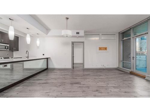 303-530 12 Avenue Sw, Calgary, AB - Indoor Photo Showing Kitchen