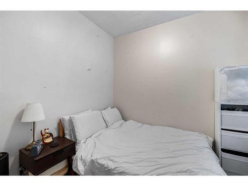 849 Mcpherson Road Ne, Calgary, AB - Indoor Photo Showing Bedroom