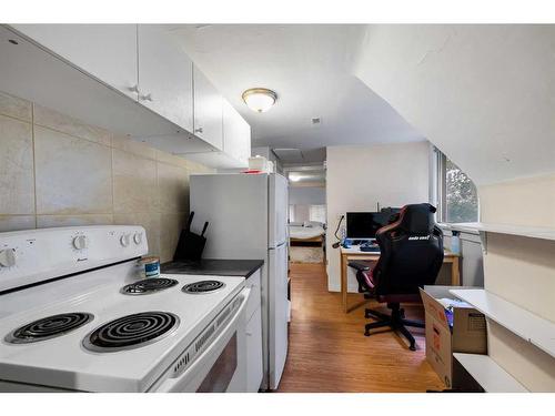 849 Mcpherson Road Ne, Calgary, AB - Indoor Photo Showing Kitchen