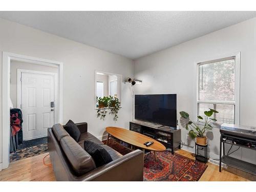 849 Mcpherson Road Ne, Calgary, AB - Indoor Photo Showing Living Room