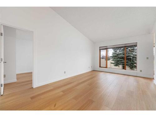 3 Sunlake Close Se, Calgary, AB - Indoor Photo Showing Living Room